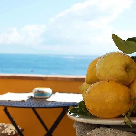 Alojamento de Acomodação e Pequeno-almoço La Terrazza Sul Mare 4*